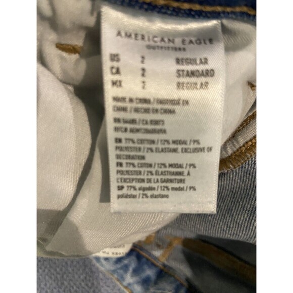 AMERICAN EAGLE High Rise Distressed Mom Jeans Size  2 Short - Picture 11 of 13